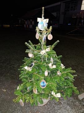 PRAZNIČNA OBČINA ŠKOFLJICA: lokalne skupnosti so okrasile smrečice v drevoredu pri zunanjem igrišču OŠ Škofljica